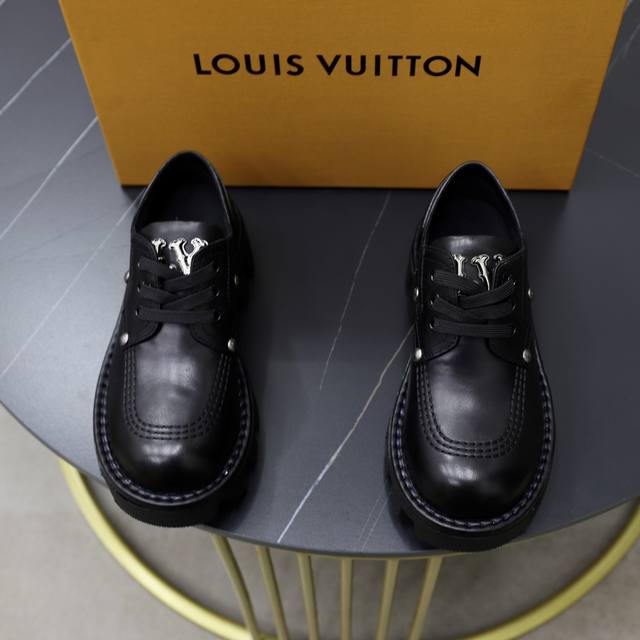 出厂价： 情侣ss秋冬新款louis Vuitton Lv低帮 Lv 这一季的真的太香了～ 小牛面，金属字母牌，Lv钻扣点缀， 细节 高级感直接拉满上脚无敌帅气